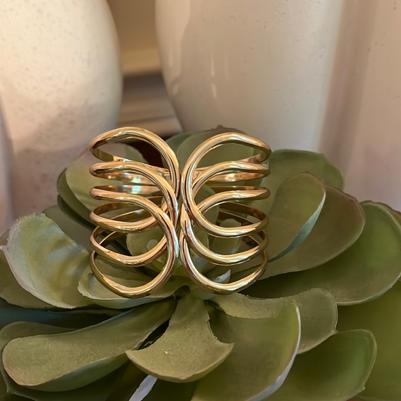 Jewelry - Gold hinge cuff